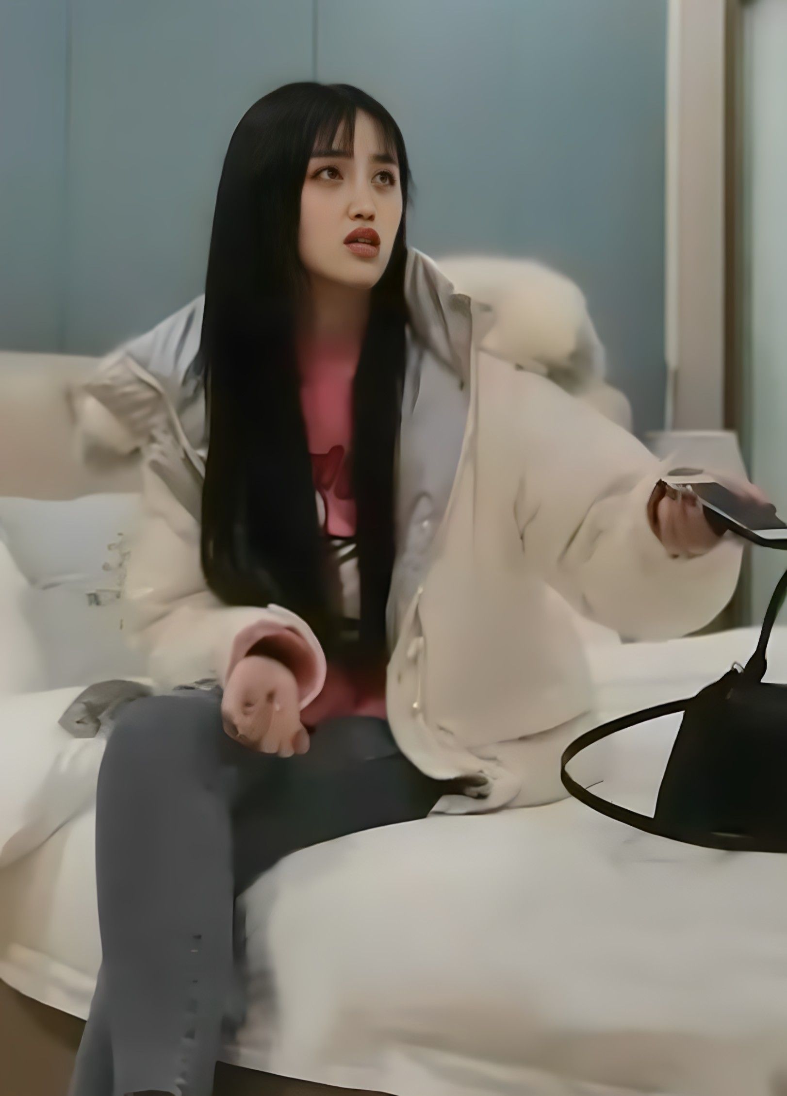 【壹屌探花】约了个牛仔裤妹子激情啪啪，口交毛多性欲强，舔弄大力猛操。 yFu