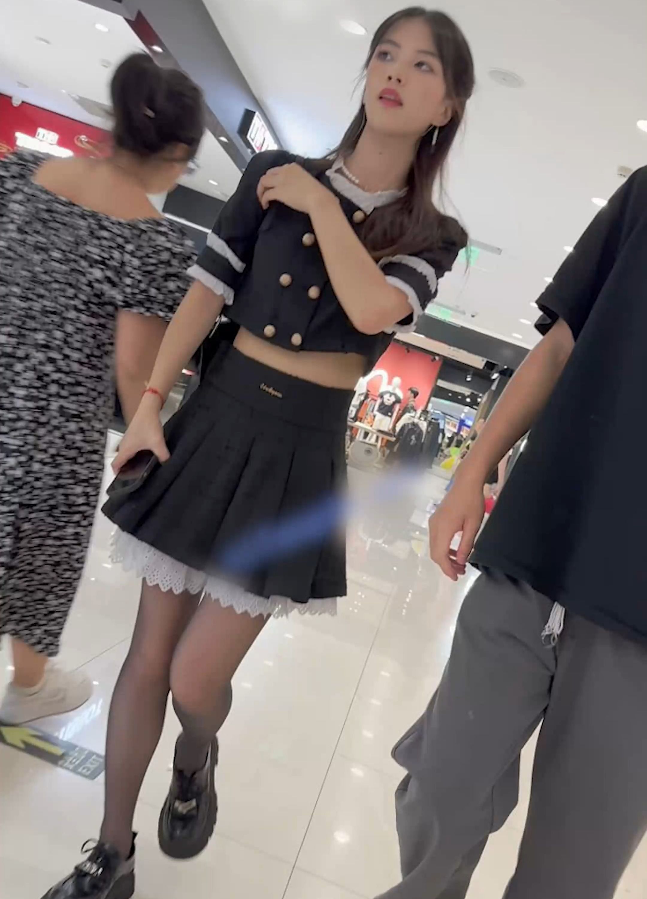 跟随长腿少女的底裤走，抄底！看她裤！ 6tb