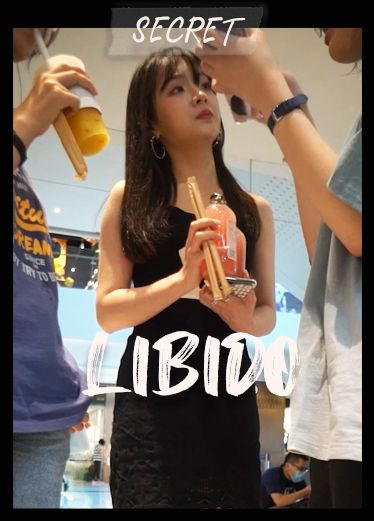 黑色长裙性感美女，肤白貌美大长腿 外表看起来清纯，内在确有一个放荡不羁的心，也不知道有没有穿内裤 mIe